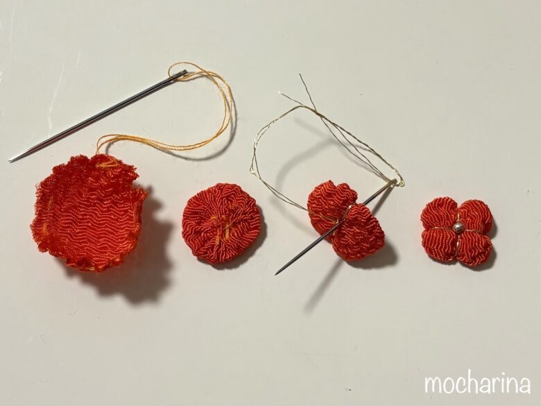 オレンジ色のちりめんの花の作り方の写真。花を作る工程の4つが並んでいる様子。