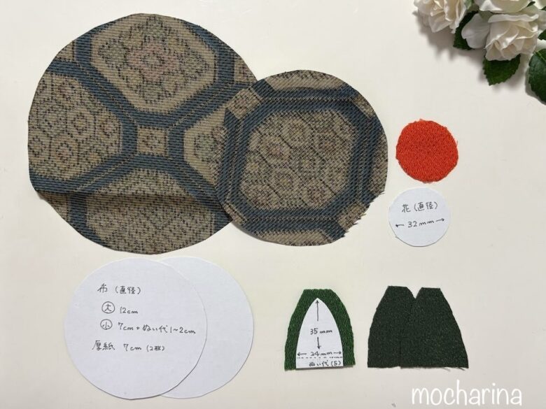 つるし飾り「金木犀」の型紙の写真。厚紙の型紙と切り取った布が並んでいる様子。