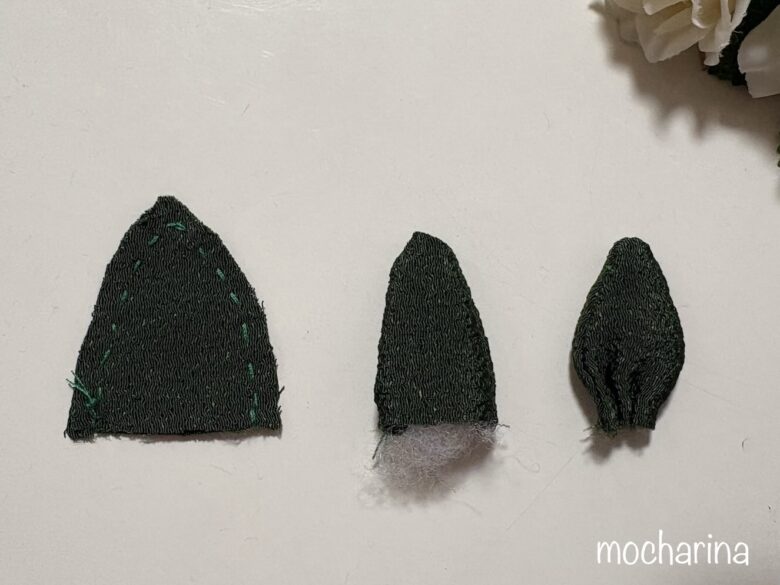緑色のちりめんの葉っぱの作り方の写真。葉っぱを作る工程の3つが並んでいる様子。
