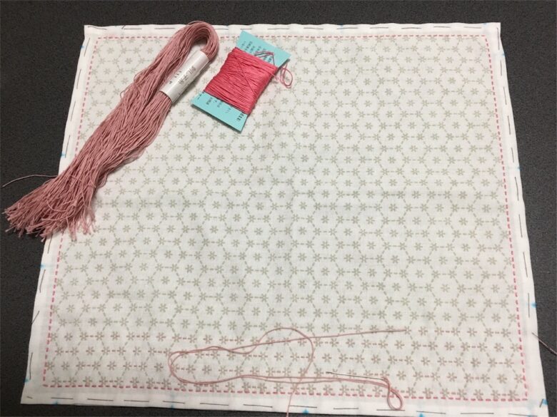 ピンクの刺し子糸で枠線を縫う
