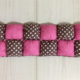 ピンクと茶色のパフクッションの写真。2色が交互に2列に並んだ様子。