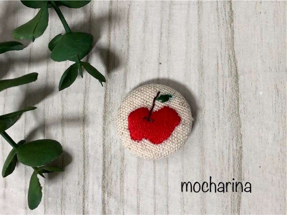 包みボタン「りんご」の完成写真。ボタンにりんごの刺繡をしたデザイン。