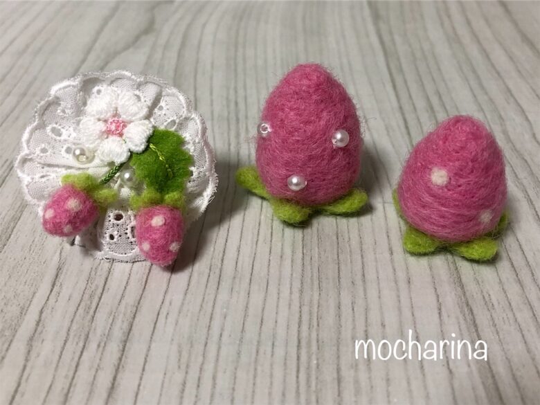 羊毛フェルト ピンクのいちごのパーツの作り いちごのワッペン作り方 記念日 Mocharina 布あそび