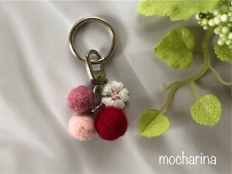 あったか色のフェルトボールのキーホルダーの作り方 Mocharina 布あそび