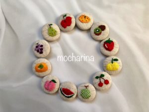 12個の果物モチーフの包みボタン12個の完成写真。