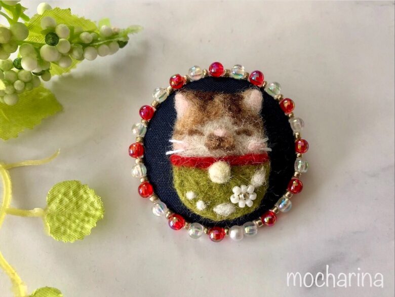 キラキラビーズの三毛猫のブローチの作り方！羊毛フェルト刺繍